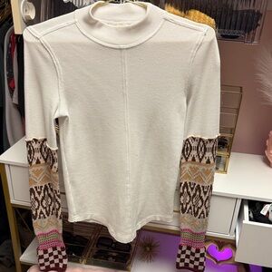 Free People Stylish Women's Cream Top with Patterned Sleeves- Size M- excellent